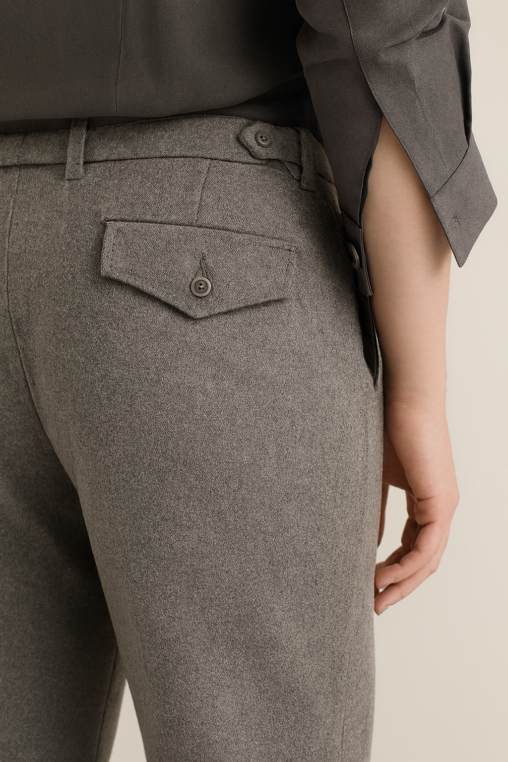 Classic Grey Tailored Trousers – Mid-Rise Elegance with Pleated Front